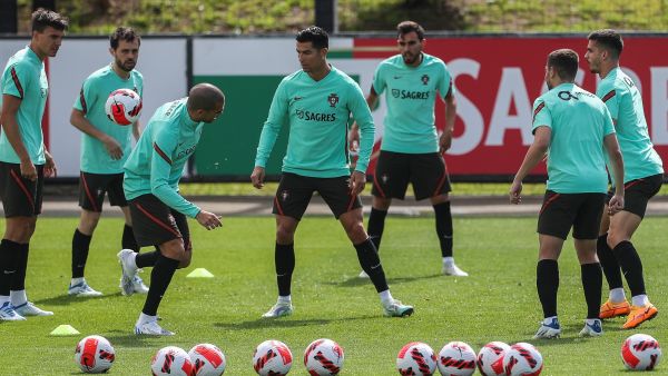 جانب من تدريب منتخب البرتغال (المصدر: أ ف ب)