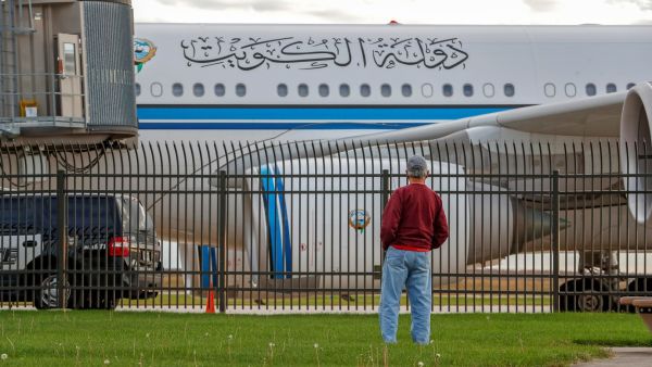 تكدس المسافرين بمطار الكويت لعطل في النظام الآلي