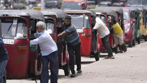 طوابير المنتظرين أمام محطات الوقود