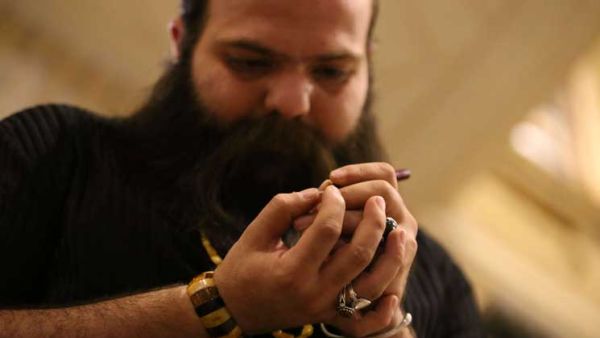 عراقي يبدع في الرسم على حبات الأرز