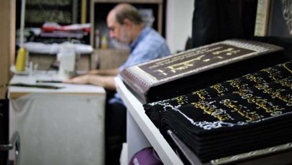 أنامل خطاط سوري تبدع في نقش القرآن الكريم