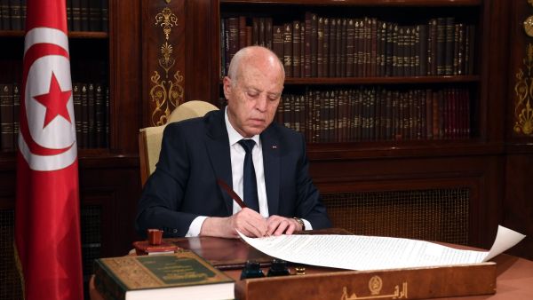 أجندة الرئيس.. وطوق النجاة في تونس