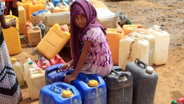 A yemeni girl waits as others fill their jerrycans with water at a makeshift camp for the internally displaced, in the northern Hajjah province on June 4, 2022 amid severe heatwave and acute water shortage. (Photo by ESSA AHMED / AFP) 750,000 people are facing starvation and death in Ethiopia, Yemen, South Sudan, Somalia and Afghanistan.