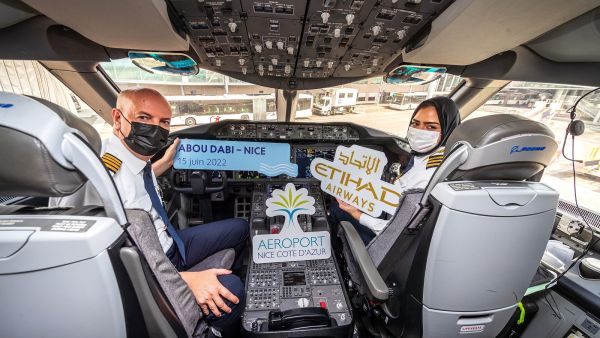 ممثلون عن الاتحاد للطيران إلى جانب وفد مسؤول في استقبال الرحلة الافتتاحية في مطار كوت دازور بمدينة نيس. الاتحاد تطلق خمس وجهات صيفية لترتفع شبكة وجهاتها إلى 70 وجهة حول العالم