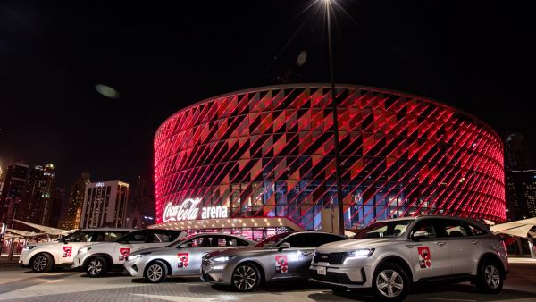 بسيارات كيا، تجوب جولة كأس العالم التي تنظمها شركة كوكا كولا سبع دول في الشرق الأوسط ودولة في جنوب آسيا بما في ذلك الإمارات العربية المتحدة وسلطنة عمان والكويت والبحرين ولبنان والمملكة العربية السعودية وقطر وباكستان. كيا تقدم سيارات جولة كأس العالم التي تنظمها كوكا كولا بالشرق الأوسط