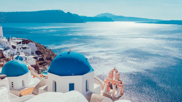 Santorini flydubai Prepares for a Record-Breaking Summer