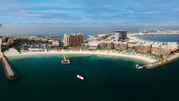 منتجع وسبا دبل تري من هيلتون جزيرة المرجان يطبق ممارسات بيئية مستدامة وينجح في منع 684 كجم من البلاستيك من الدخول الى محيطات العالم