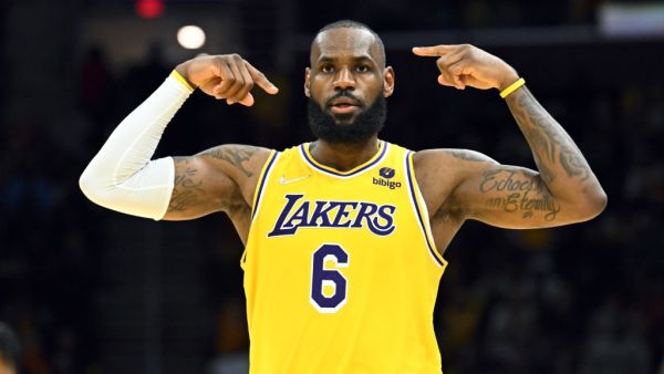 LeBron James #6 of the Los Angeles Lakers celebrates during the fourth quarter against the Cleveland Cavaliers at Rocket Mortgage Fieldhouse on March 21, 2022 in Cleveland, Ohio. (Photo by Jason Miller / GETTY IMAGES NORTH AMERICA / Getty Images via AFP)