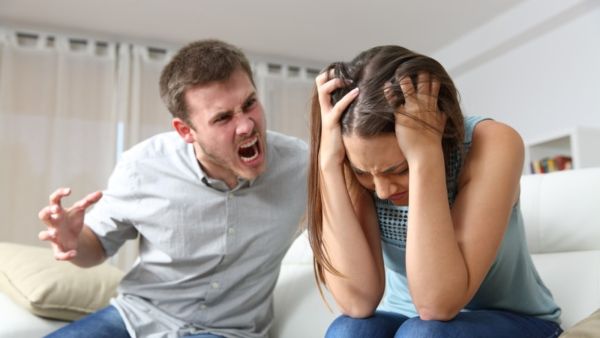 علاقات البوابة: 5 مصطلحات ترتبط بالإساءة العاطفية