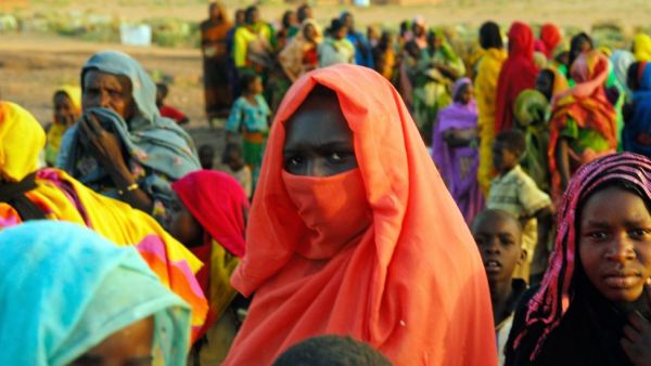 وكانت السلطات السودانية أغلقت جسرا رئيسيا في العاصمة الخرطوم يربطها بمدينة بحري.