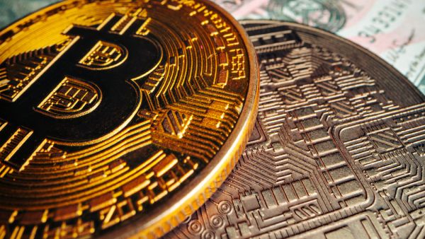 أسعار العملات الرقمية: البيتكوين مستقر على 29 ألف دولار