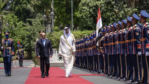 الرئيس المصري عبد الفتاح السيسي وأمير قطر الشيخ تميم بن حمد آل ثاني
