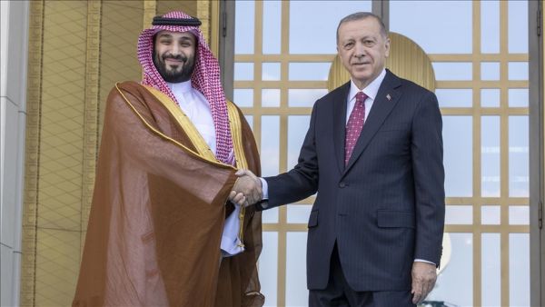 Turkish President Recep Tayyip Erdogan (R) welcomes Saudi Crown Prince 