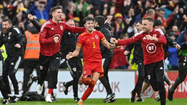 Wales' defender Neco Williams (C) celebrates with teammates after winning the FIFA World Cup 2022 play-off final qualifier football match between Wales and Ukraine at the Cardiff City Stadium in Cardiff, south Wales, on June 5, 2022. (Photo by Paul ELLIS / AFP)