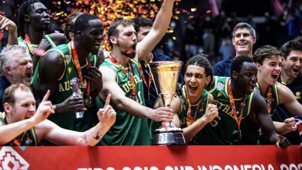 أستراليا تظفر باللقب (المصدر: حساب FIBA Asia الرسمي على تويتر)