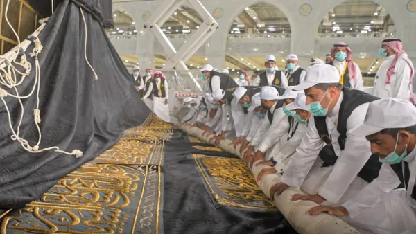 استبدال كسوة الكعبة الشريفة