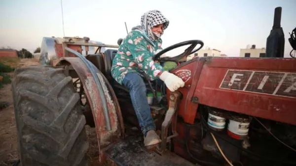 أول فلسطينية تحمل رخصة قيادة جرار زراعي