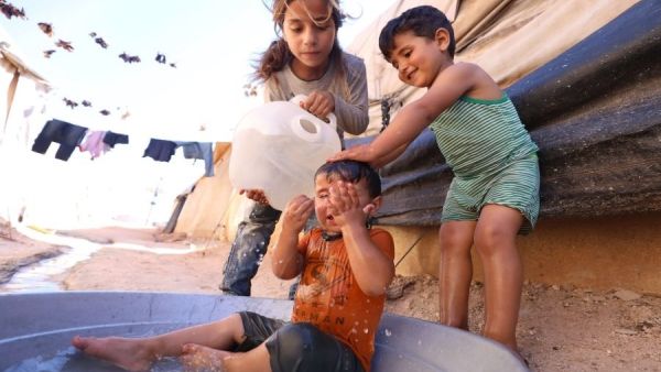 الحر الشديد ضيف ثقيل على النازحين في إدلب