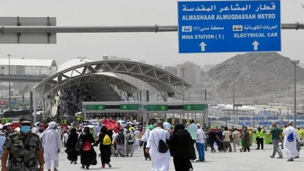 الحجاج يتوافدون على مشعر منى وسط إجراءات مشددة