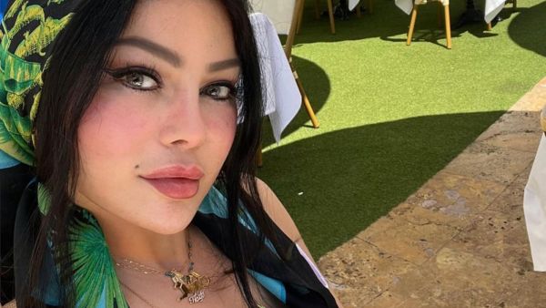 هيفاء وهبي بفستان قصير من الكروشيه ووشاح على رأسها 