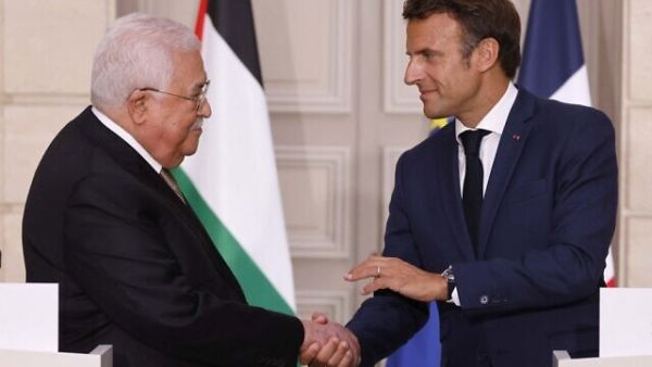 Abbas (L) Macron