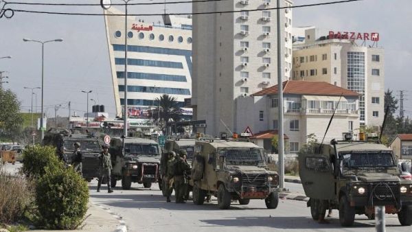 Israeli troops storm Ramallah 