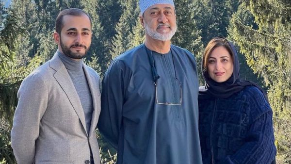 السلطان هيثم برفقة زوجته وابنه ولي العهد ذي يزن