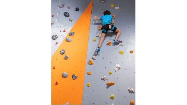 CLYMB Abu Dhabi is a unique facility that provides guests and families with an exciting opportunity to escape the UAE’s sizzling summer heat. Bring Your Outdoor Adventures Indoors This Summer at CLYMB™ Abu Dhabi