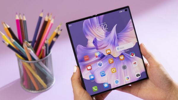 The HUAWEI Mate Xs 2. دليلنا لاختيار هاتف قابل للطي: HUAWEI Mate Xs 2 هو الهاتف المثالي القابل للطي: خفة فائقة، ومسطح لدرجة مذهلة، ومتين جدًا