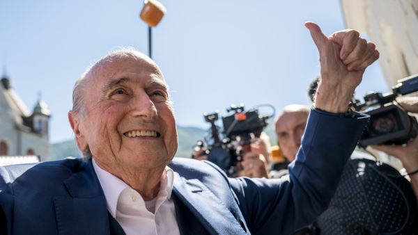 Former FIFA president Sepp Blatter gives a thumb up as he leaves Switzerland's Federal Criminal Court after the verdict of his trial over a suspected fraudulent payment, in the southern Switzerland city of Bellinzona, on July 8, 2022. Sepp Blatter and Michel Platini, once the chiefs of world and European football, were acquitted by a Swiss court on July 8, 2022 following a trial over a suspected fraudulent payment. (Photo by Fabrice COFFRINI / AFP) Former FIFA president Sepp Blatter gives a thumb up as he leaves Switzerland's Federal Criminal Court after the verdict of his trial over a suspected fraudulent payment, in the southern Switzerland city of Bellinzona, on July 8, 2022. Sepp Blatter and Michel Platini, once the chiefs of world and European football, were acquitted by a Swiss court on July 8, 2022 following a trial over a suspected fraudulent payment. (Photo by Fabrice COFFRINI / AFP)