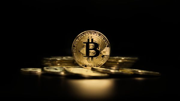 أسعار العملات الرقمية: البيتكوين ثابت على 20 ألف دولار