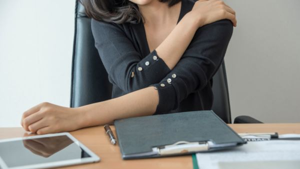 آلام الكتف بعد اللقاح..الأسباب والعلاج