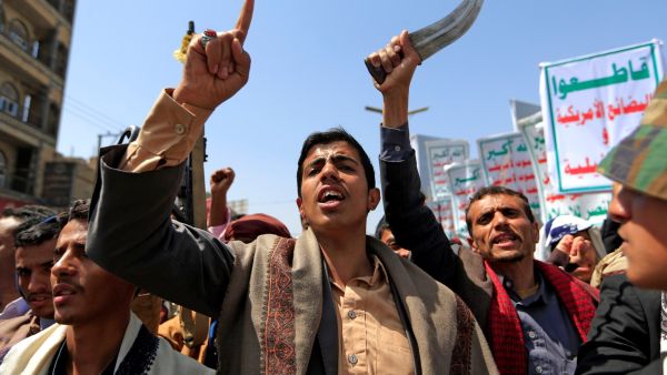 المتمردون الحوثيون المدعومين ايرانيا يخرقون الهدنة ويقتلون 10 جنود