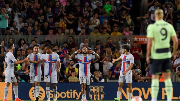 ديباي (وسط) يحتفل بهدف برشلونة الثالث في مانشستر سيتي (المصدر: أ ف ب)