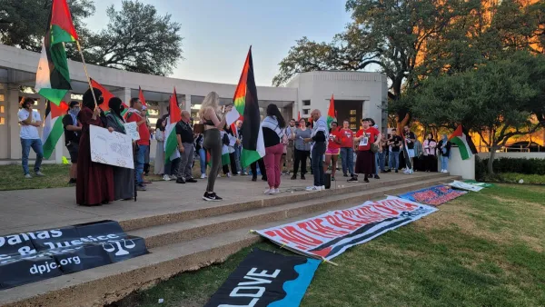 اقيمت المظاهرة بمشاركة مؤسسات الجالية الفلسطينية و مؤسسات امريكية داعمة للحق الفلسطيني في المدينة