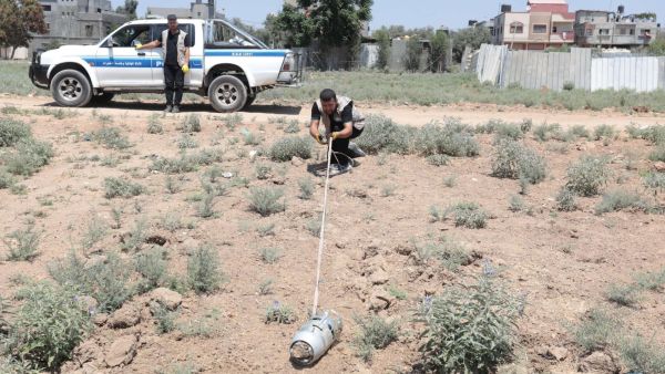 جمع مخلفات العدوان الأخير على غزة