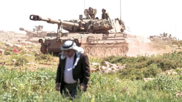 فلاح فلسطيني امام دبابة اسرائيلية