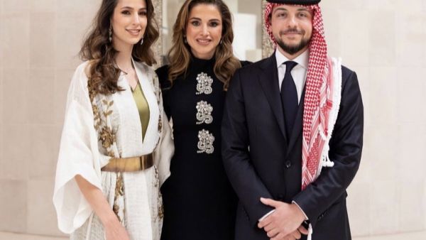 الملكة رانيا مع الأمير الحسين وخطيبته رجوة