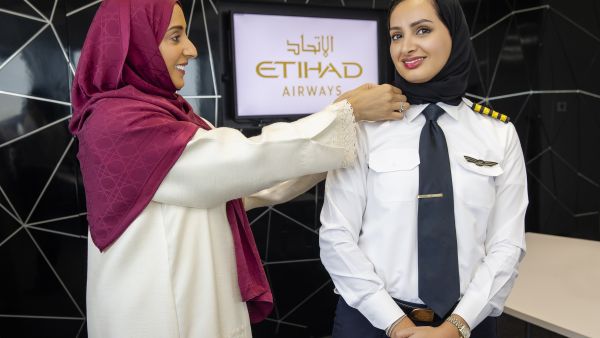 انضمت الكابتن البالغة من العمر 33 عامًا إلى برنامج الطيار المتدرب التابع للاتحاد للطيران في أكتوبر 2007، وكانت واحدة من شابتين إماراتيتين في دفعتها. كابتن الاتحاد للطيران عائشة المنصوري أول كابتن طيران إماراتية في مجال الطيران التجاري في الإمارات