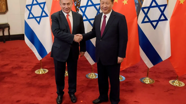 China's President Xi Jinping (R) and ex-Israel's Prime Minister Benjamin Netanyahu 