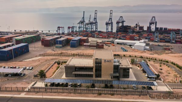 رصدت الشركة استثمارات تزيد في قيمتها على 50 مليون دولار أمريكي سيتم توجيهها لدعم مشاريع التخلص من الانبعاثات الكربونية على مدار العشرين عاماً القادمة. ميناء حاويات العقبة تعلن استراتيجيتها للتخلص من الإنبعاثات الكربونية بحلول عام 2040