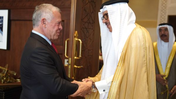 King Abdullah receives Bahraini FM Abdullatif bin Rashid Al Zayani 