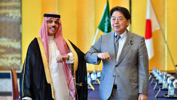  Prince Faisal bin Farhan Al-Saud (Left), Foreign Minister Yoshimasa Hayash