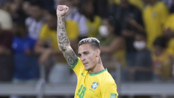 Brazil's Antony celebrate after scoring against Paraguay during the South American qualification football match for the FIFA World Cup Qatar 2022 at the Mineirao stadium in Belo Horizonte, Brazil, on February 1, 2022. (Photo by DOUGLAS MAGNO / AFP)