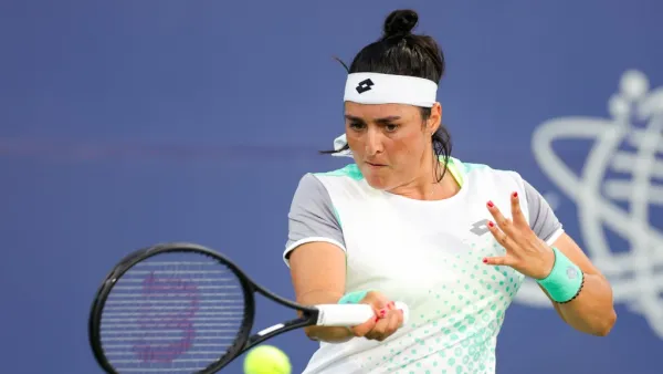 AUGUST 03: Ons Jabeur of Tunisia returns a shot against Madison Keys during the Mubadala Silicon Valley Classic, part of the Hologic WTA Tour, at Spartan Tennis Complex on August 03, 2022 in San Jose, California. Carmen Mandato/Getty Images/AFP (Photo by Carmen Mandato / GETTY IMAGES NORTH AMERICA / Getty Images via AFP)