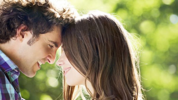لماذا تنجذب النساء إلى الرجال الأكبر سناً؟