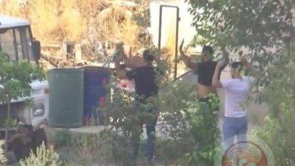 مقاومان فلسطينيان يسلمان نفسيهما لجنود الاحتلال