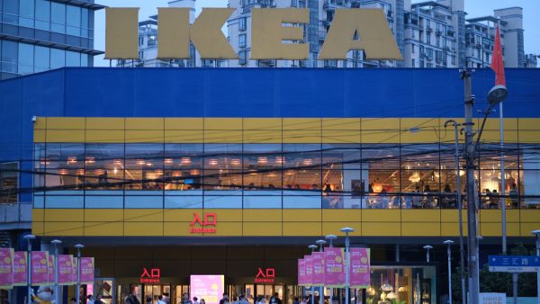 Video: Shoppers Rush for Exits at Shanghai's IKEA Store Amid COVID-19 Lockdown