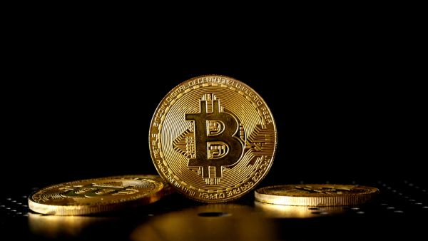 أسعار العملات الرقمية: البيتكوين مستقر على 21 ألف دولار