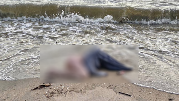 Sex Doll on A Thailand Beach Freaks Tourists 